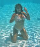 Photo of dívka girl modchen bazén swimming pool bassin kenya